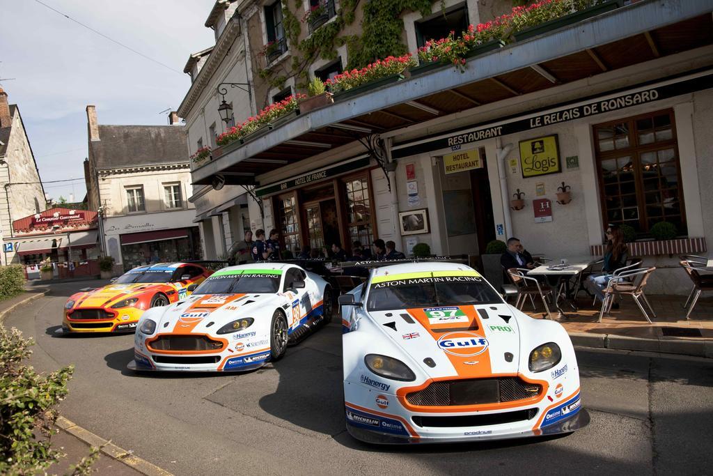 Logis Hotel De France La Chartre-sur-le-Loir Екстер'єр фото