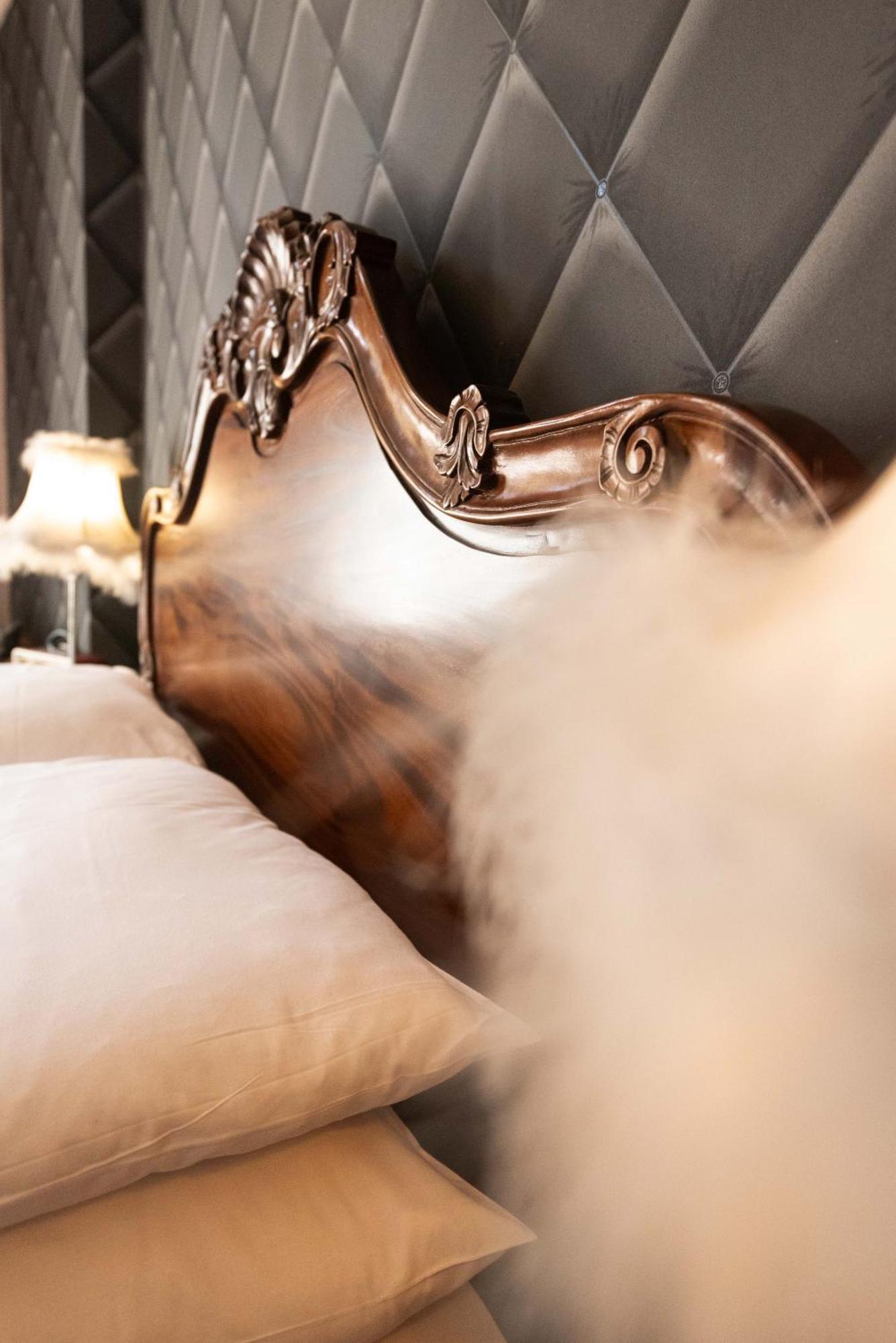 Logis Hotel De France La Chartre-sur-le-Loir Екстер'єр фото