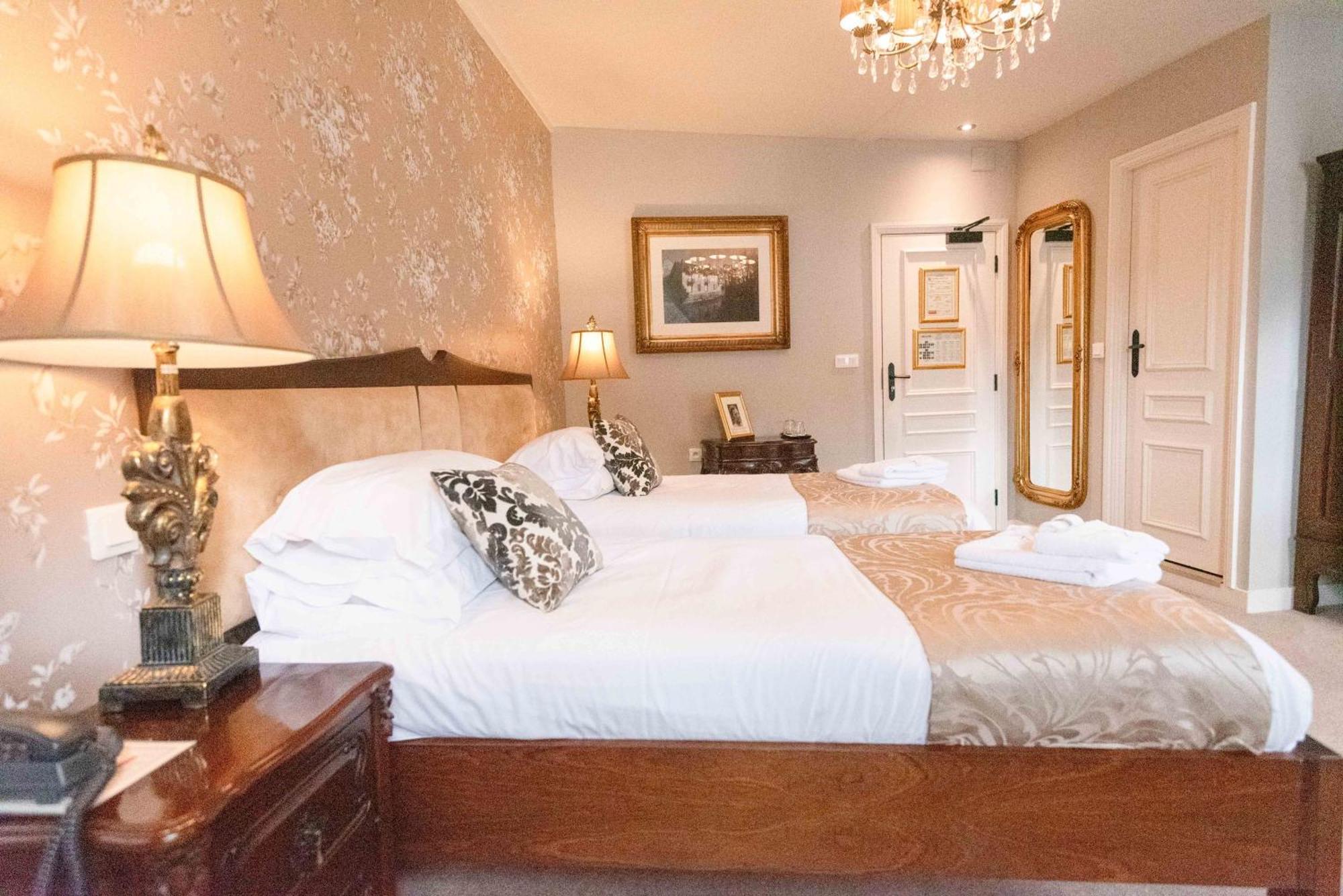 Logis Hotel De France La Chartre-sur-le-Loir Екстер'єр фото