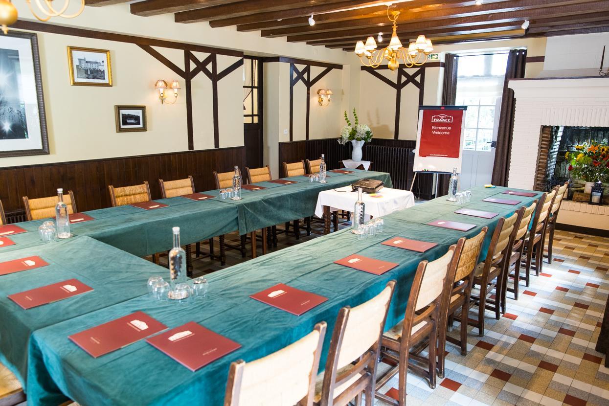 Logis Hotel De France La Chartre-sur-le-Loir Екстер'єр фото