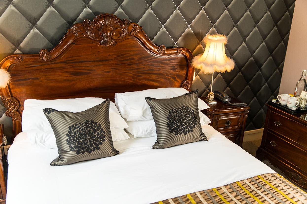 Logis Hotel De France La Chartre-sur-le-Loir Екстер'єр фото