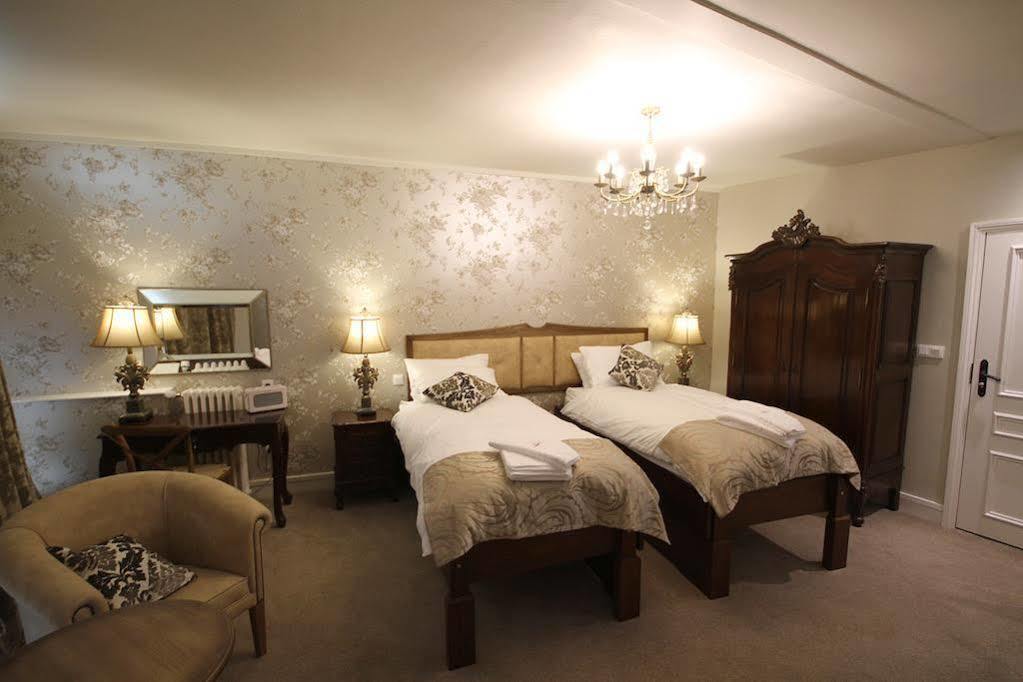 Logis Hotel De France La Chartre-sur-le-Loir Екстер'єр фото